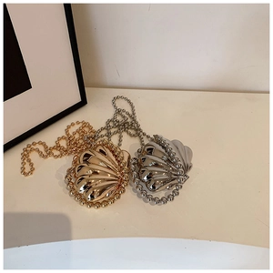 Dettaglio dei sacchetti a conchiglia metallici in oro e argento con catena a sfere