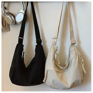 Bolsos hobo minimalistas de nailon en blanco y negro con correas ajustables para diario