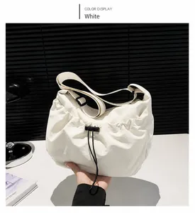Detailansicht der cremeweißen Falten-Schultertasche mit schwarzem Kordelzugverschluss