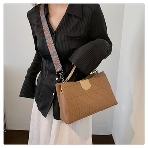 Borsa tote marrone goffrata con tracolla larga a fantasia in stile vintage