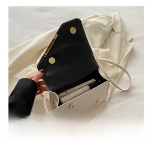 Vue de dessus du sac carré en cuir PU blanc montrant l'espace intérieur pour mobile