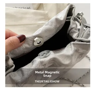 Detailansicht der bestickten Handtasche mit sicherem Magnetverschluss aus Hardware