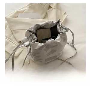 Detailansicht der silbernen Schmetterling-Beuteltasche mit Platz für Handy und Geldbörse