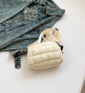 Dettagli della borsa trapuntata bianca con tracolla in nylon regolabile di qualità