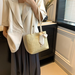 Grand sac cabas en paille tissée beige pour femme avec foulard en soie imprimé cœur
