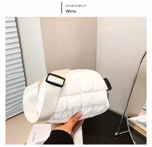 Dettaglio della borsa a tracolla in nylon trapuntato bianco con ampia tracolla e fibbie