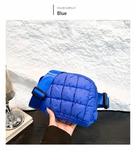 Dettaglio della borsa a tracolla in nylon trapuntato blu con cinturino regolabile