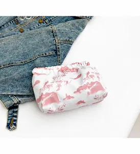 Detailansicht der weißen Tasche mit rosa chinesischen Berg- und Bambus-Tuschedrucken