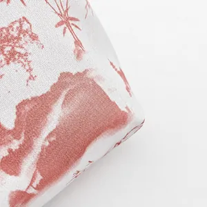 Nahaufnahme von hochwertigem Webstoff mit rosa und braunen Mustern auf einer kleinen Handtasche