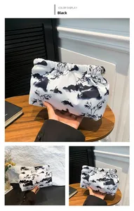 Detailansicht der Cloud-Tasche aus Nylon mit traditioneller chinesischer Tuschmalerei