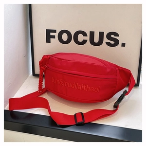 Détail du sac banane de sport rouge avec logo brodé et bandoulière à boucle réglable