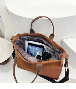 Vue intérieure du sac fourre-tout en velours côtelé marron montrant sa grande capacité
