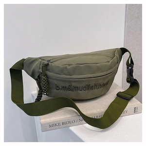 Détail du sac banane en nylon vert armée avec logo brodé et boucle en plastique robuste