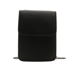 Petit sac de téléphone noir en cuir minimaliste avec bandoulière chaîne en métal