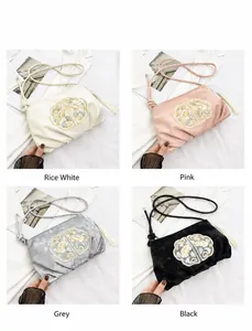 Detalle de cuatro bolsos bordados chinos en colores blanco, rosa, gris y negro