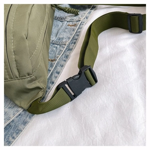 Détail du sac banane en nylon vert militaire avec sangle réglable et boucle de fermeture