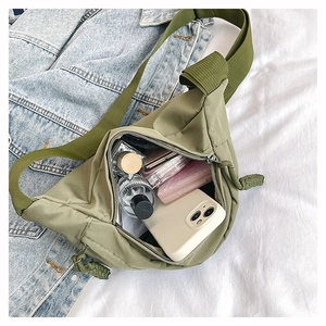 Vue de dessus d'un sac bandoulière en nylon vert armée montrant sa capacité de rangement