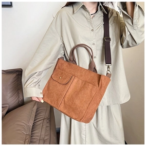 Sac fourre-tout marron avec bandoulière en toile foncée et poche avant à pression