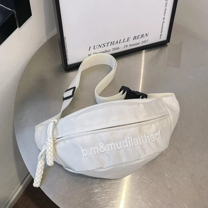 Sac banane minimaliste en nylon beige avec broderie et boucle noire pour le sport