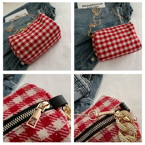 Détails du sac en tweed à carreaux rouge et blanc avec chaîne dorée et fermeture