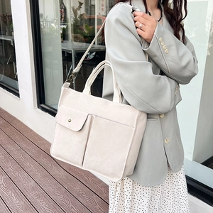 Sac fourre-tout en velours côtelé beige avec poches et bandoulière réglable pour femmes