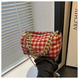 Détail du sac en tweed à carreaux rouge et blanc avec poignée en chaîne dorée chic