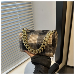 Détail du sac tonneau pied-de-poule rétro avec poignée chaîne dorée et texture en laine
