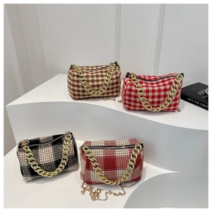 Détails des sacs oreillers en laine à carreaux en quatre couleurs avec chaînes dorées