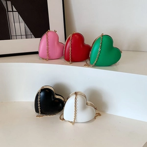 Mini herzförmige Umhängetaschen mit Kette in Rosa, Rot, Grün, Schwarz und Weiß