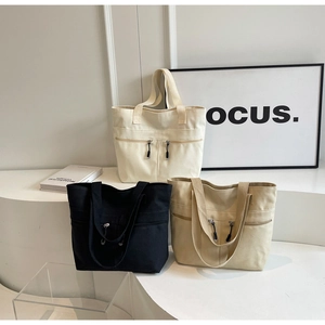 Trio di borse a secchiello in tela color crema, nero e kaki con doppie tasche con zip
