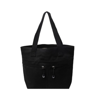 Grande borsa tote in tela nera con tasche multiple a zip e lunghi spallacci intrecciati