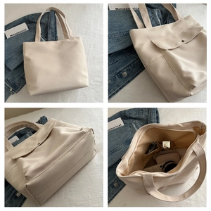 Vues détaillées du sac fourre-tout en toile crème montrant le zip, la poche et l'espace interne