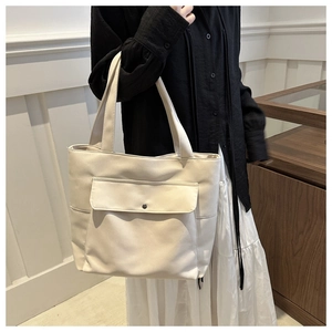 Détail du grand sac cabas minimaliste en toile blanc cassé avec poche à bouton-pression