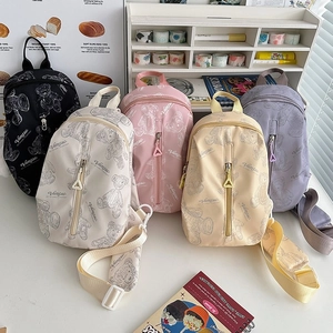 Detailansicht der Mini-Umhängetaschen aus Nylon mit Teddybär-Motiven und Reißverschlüssen