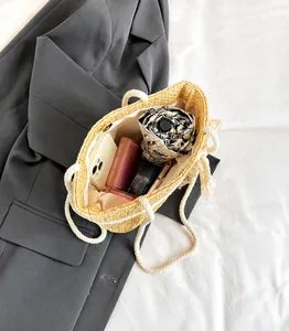 Vista superior de un bolso tote de paja que muestra el interior espacioso y funcional