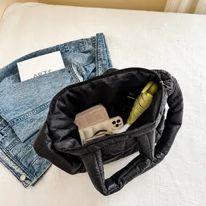 Vista interior del bolso tote acolchado negro con gran capacidad para uso diario