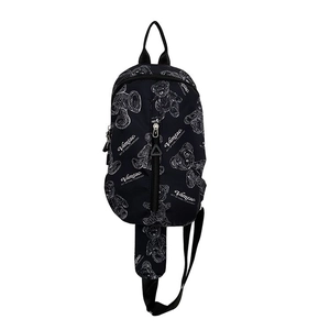 Minimalistische schwarze Canvas-Brusttasche mit weißen Teddybär-Motiven und Schultergurt