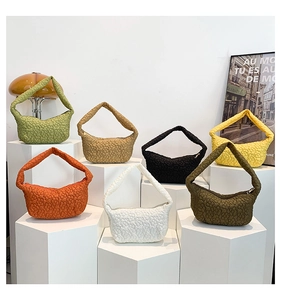 Détail de sacs hobo à motif fleuri matelassé en sept couleurs sur des supports