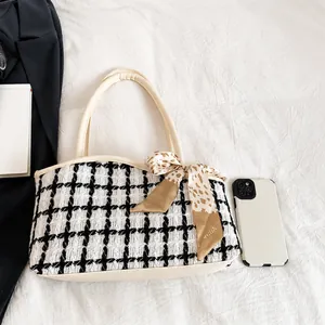 Detail van geblokte tweed shopper met crème lederen handvat en sjaal met luipaardprint