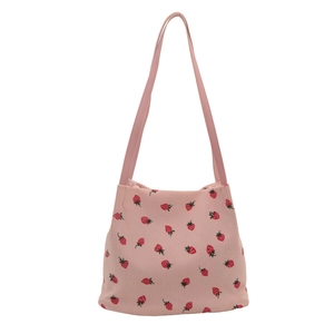 Sac fourre-tout en velours côtelé rose avec imprimé fraise et bandoulière sur fond blanc
