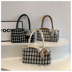 Detail van houndstooth shopper tassen met PU-lederen handvatten en decoratieve sjaals