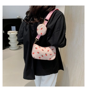 Bolso de media luna de pana rosa con estampado de fresas y detalle de monedero pequeño