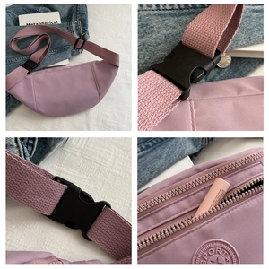 Vue détaillée du sac banane en nylon lilas avec zips et écusson de logo sportif