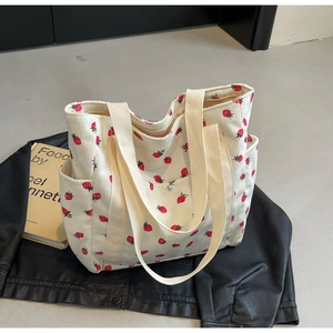 Détail du sac fourre-tout en velours côtelé blanc cassé avec imprimé fraise et poche