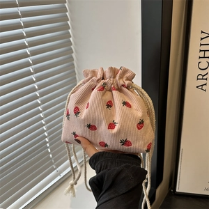 Sac Seau en Velours Côtelé Imprimé Fraise Femme Mode Sac Bandoulière Mignon Petit Sac À Épaule Décontracté Sac À Cordon