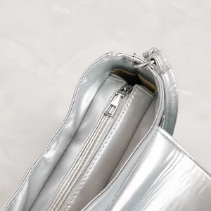 Detailansicht der silbernen Handtasche mit hochwertigem Reißverschluss und Innenfach