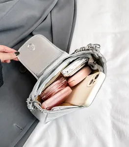 Innenansicht der silbernen Metallic-Schultertasche mit Platz für Handy und Kosmetikartikel