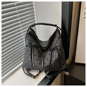 Detailansicht der dunkelgrauen Polka-Dot-Einkaufstasche mit Reißverschlüssen und Lederriemen