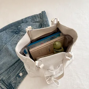 Vue de dessus du grand sac cabas crème montrant l'espace de rangement intérieur spacieux