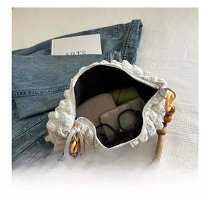 Vue de la capacité du sac en seersucker blanc avec téléphone, portefeuille et lunettes